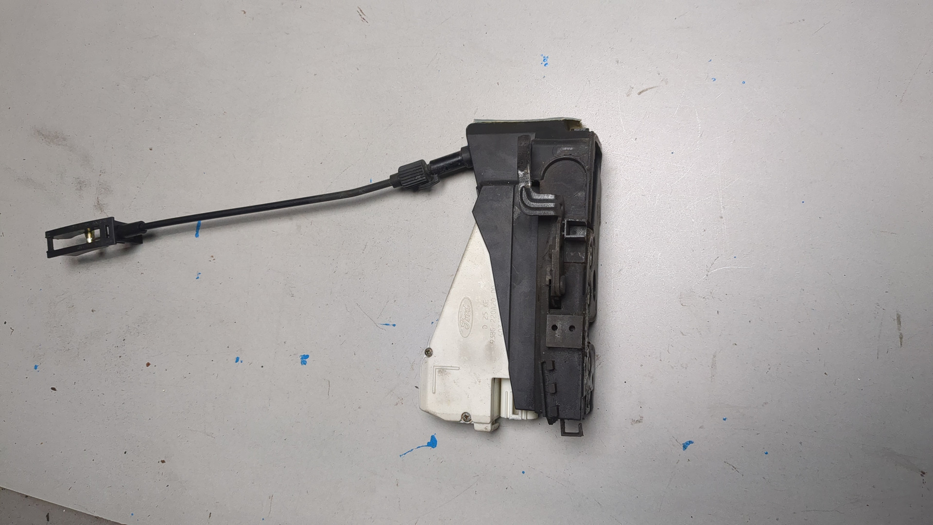 Замок двери передней левой