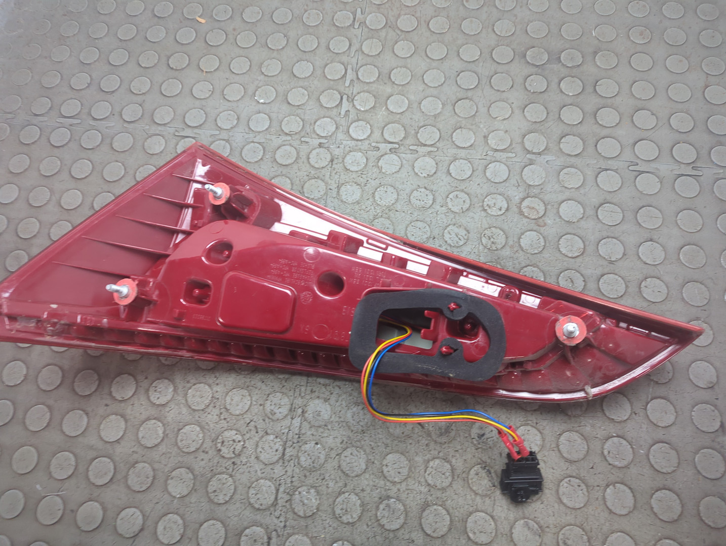 Фонарь задний внутренний левый