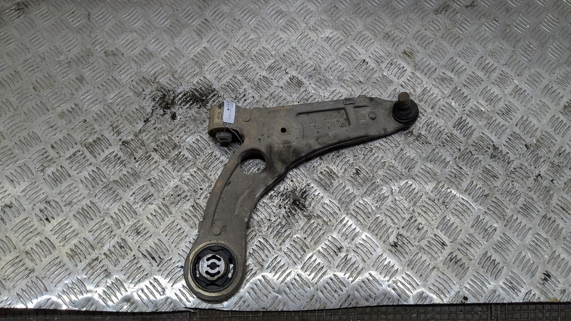 Рычаг передний правый