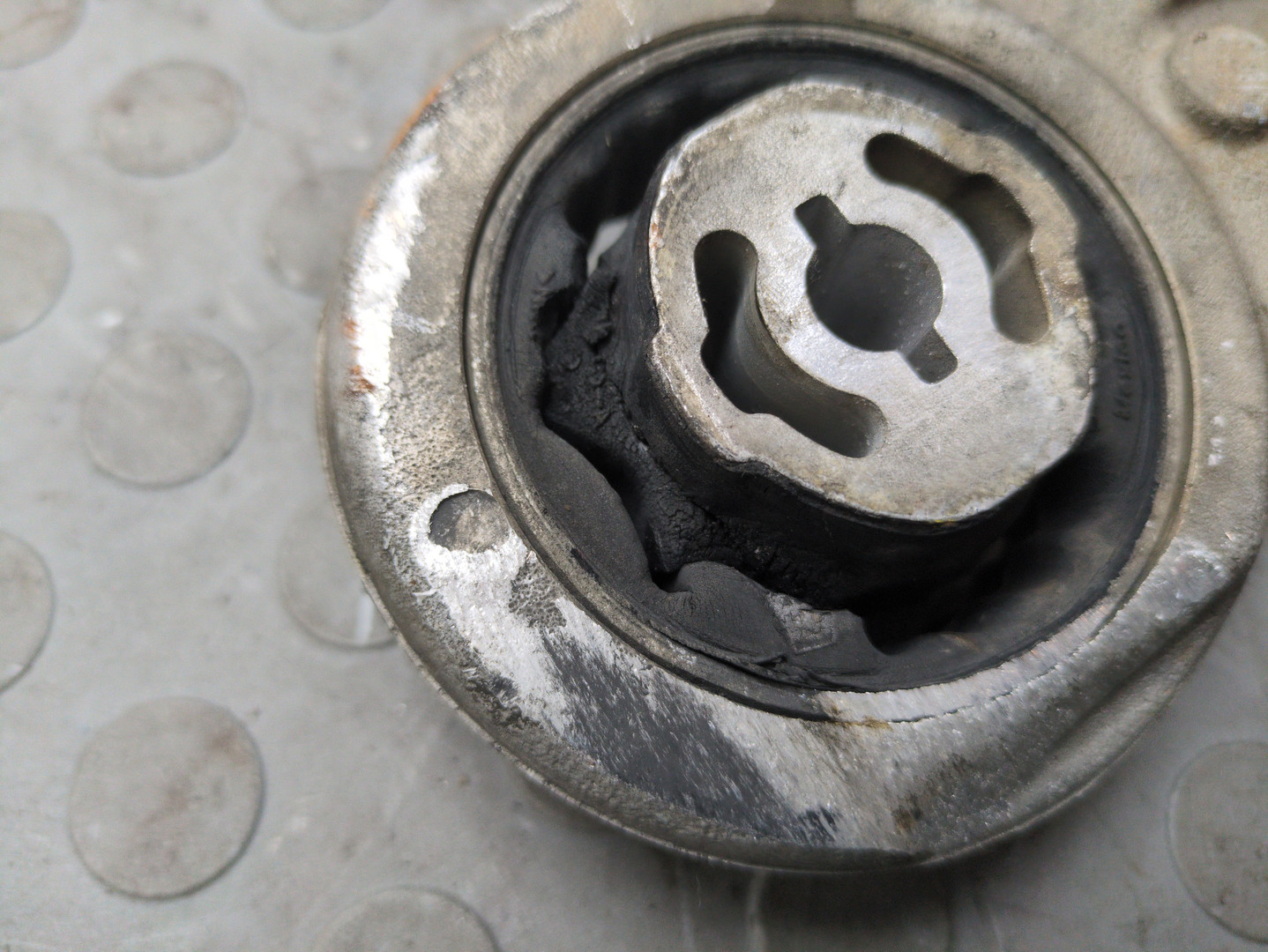 Рычаг передний правый