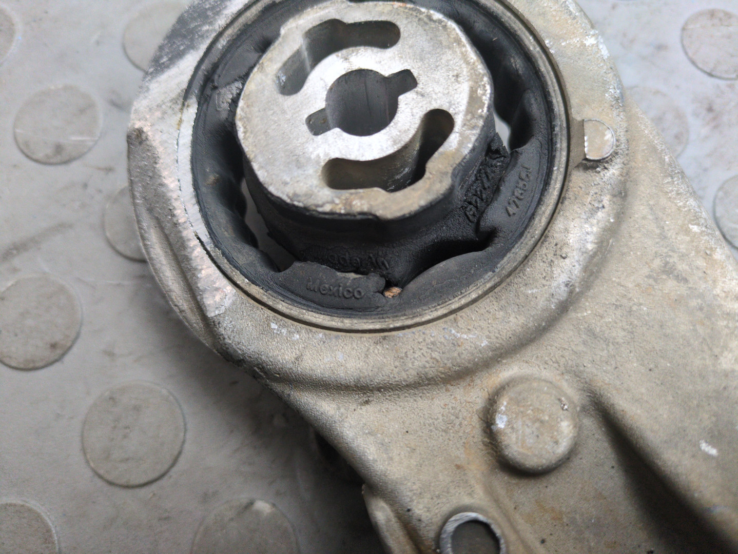 Рычаг передний правый