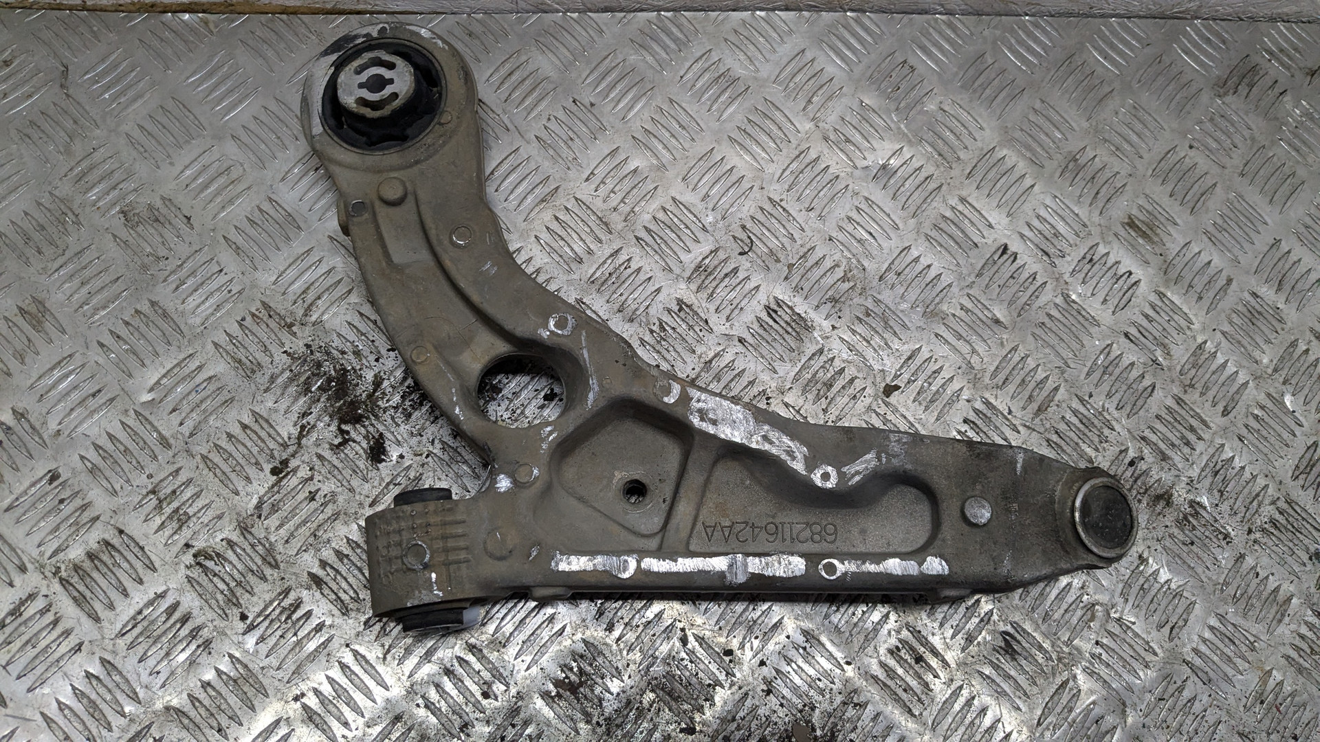 Рычаг передний правый