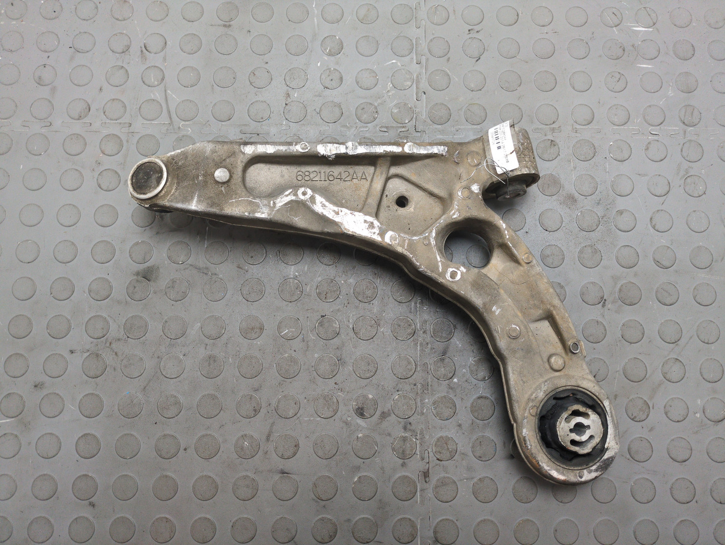 Рычаг передний правый