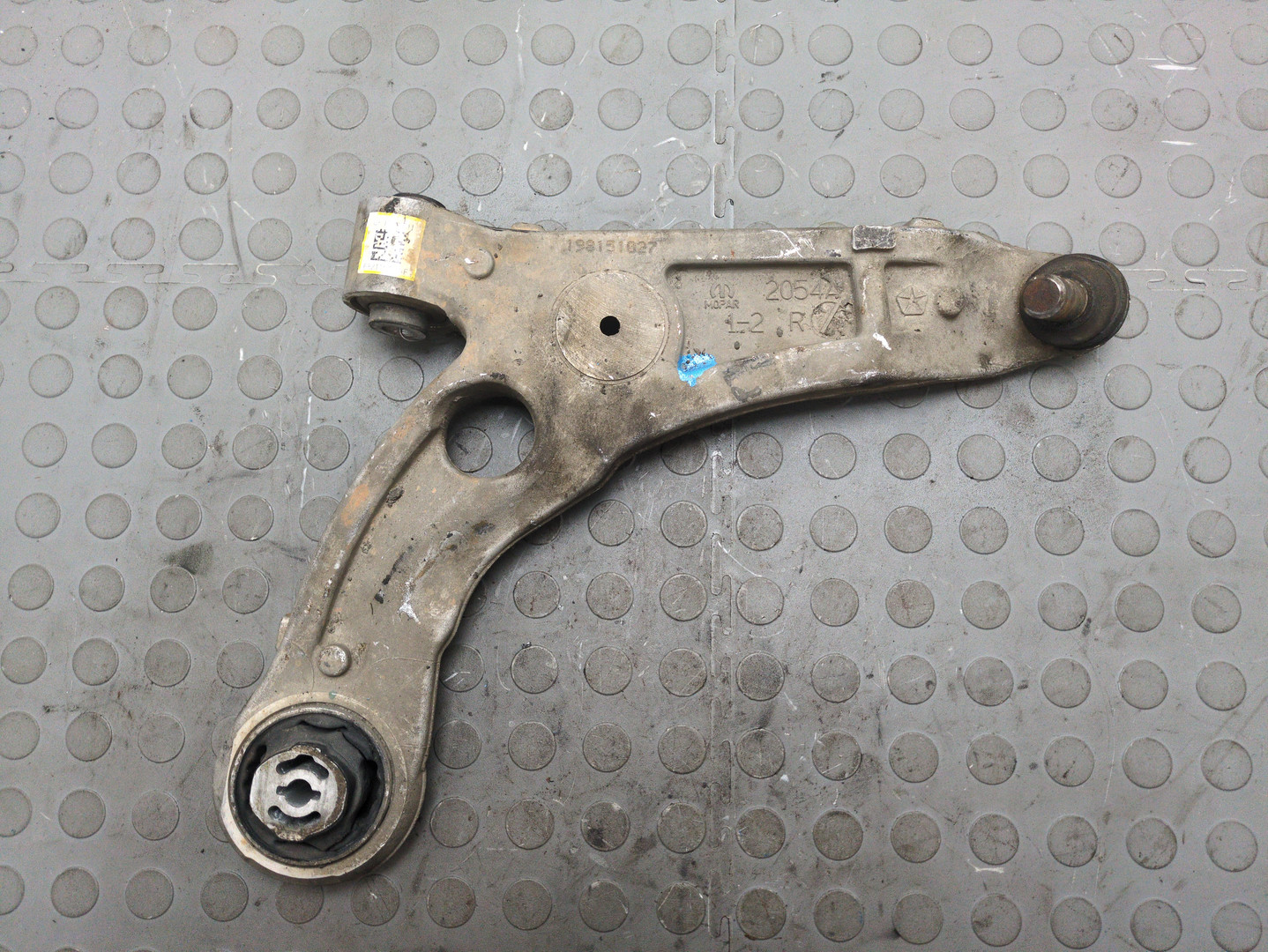 Рычаг передний правый