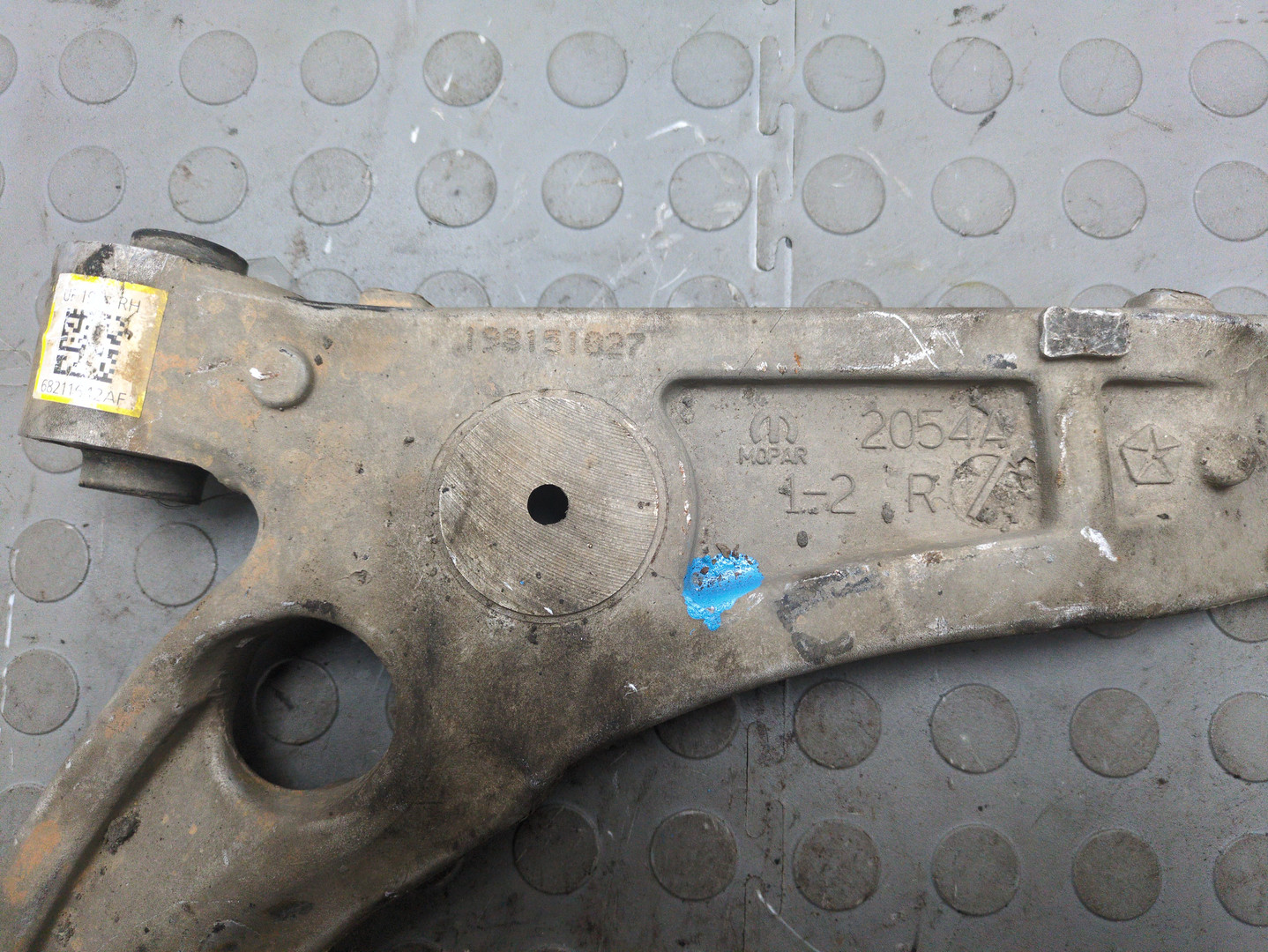 Рычаг передний правый