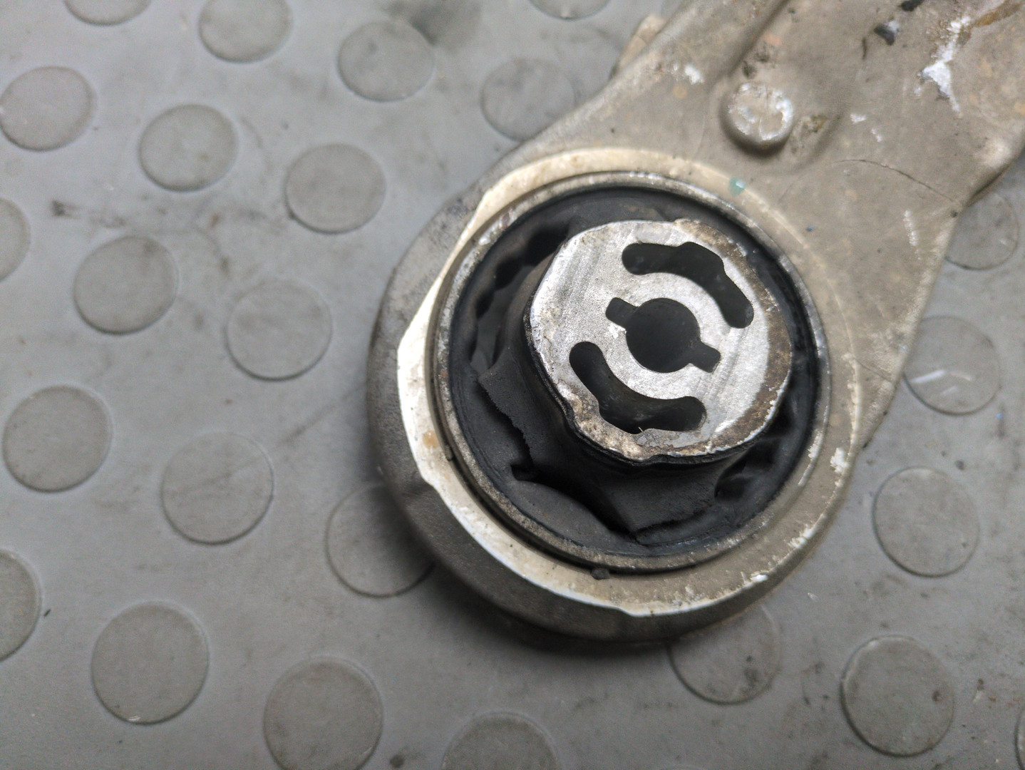 Рычаг передний правый