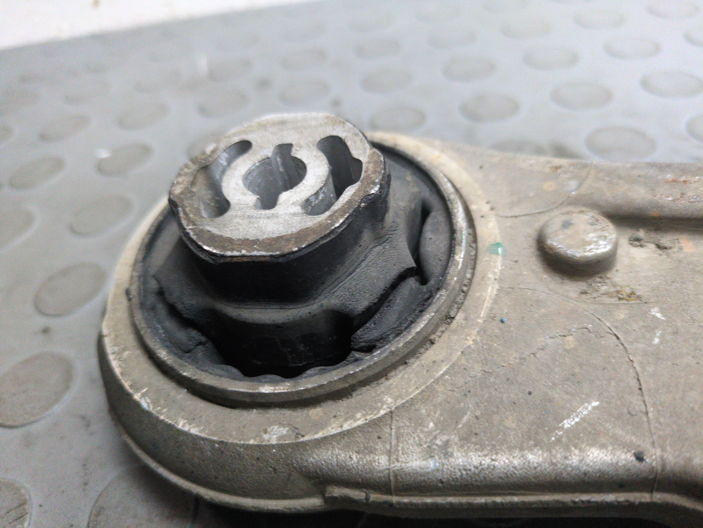 Рычаг передний правый