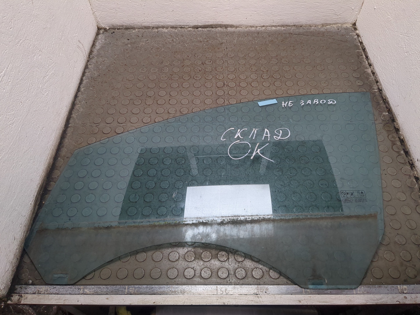 Стекло двери передней левой