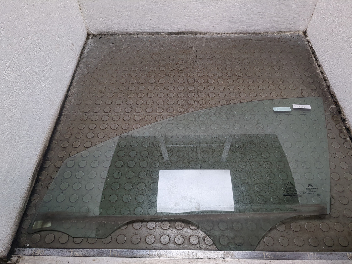 Стекло двери передней левой