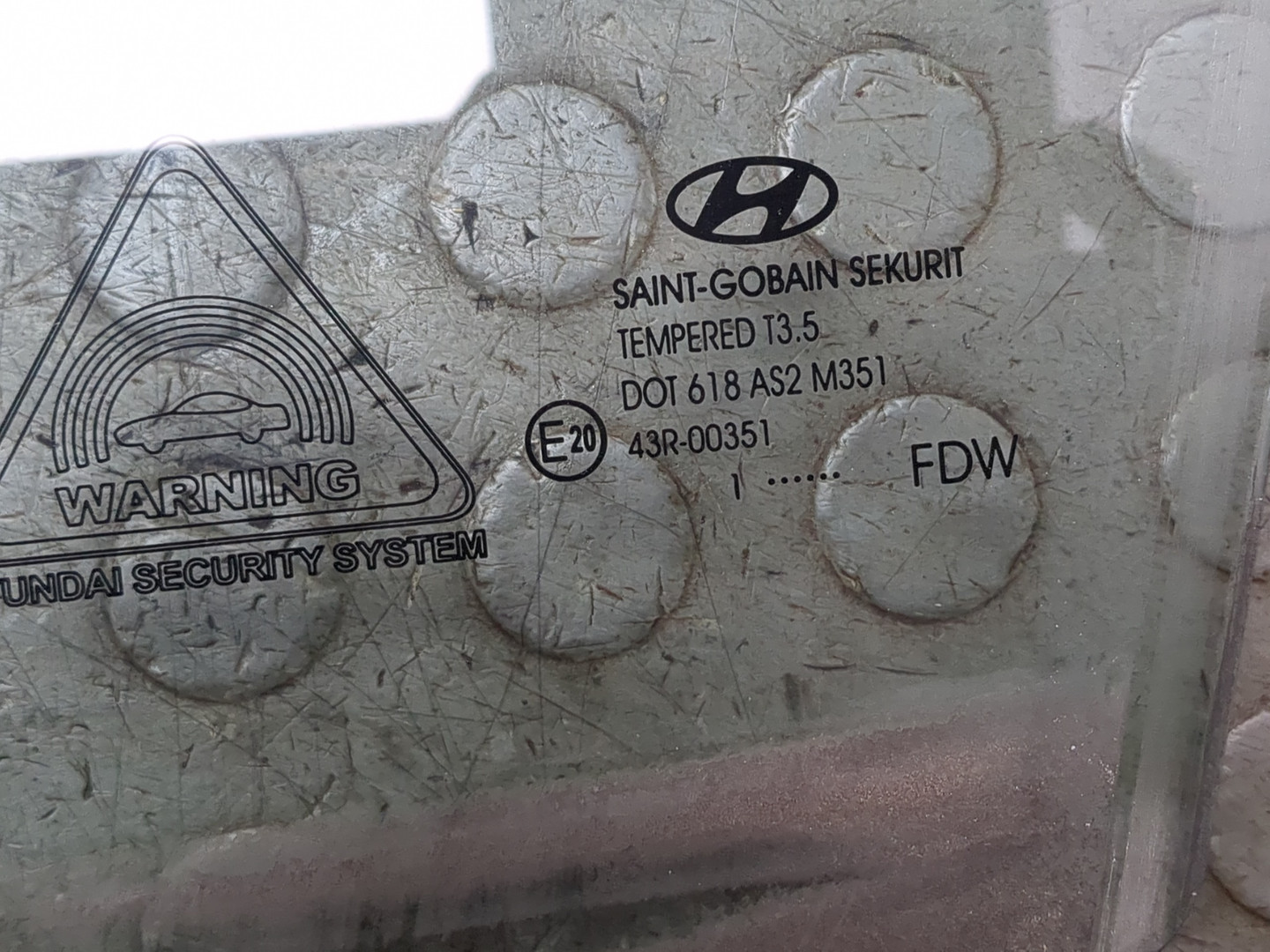 Стекло двери передней левой