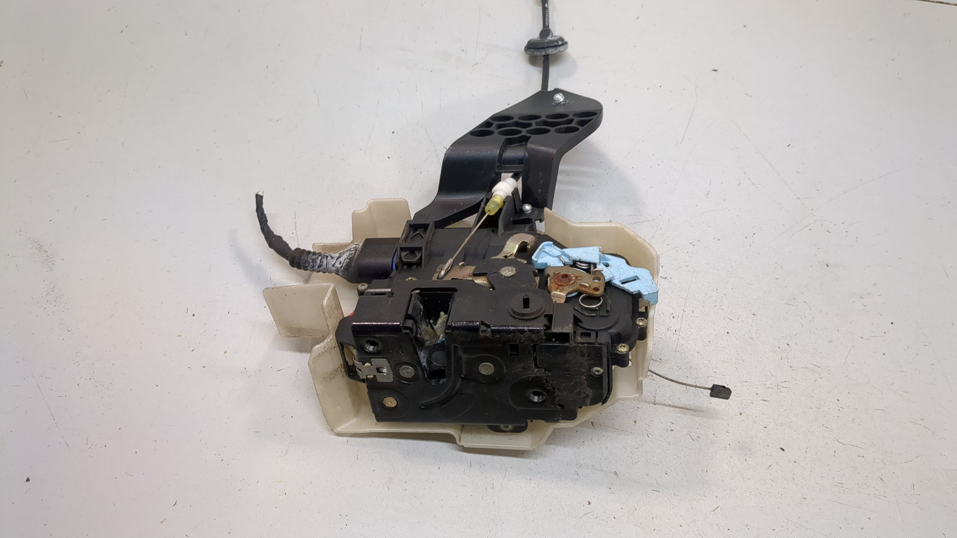 Замок двери задней правой