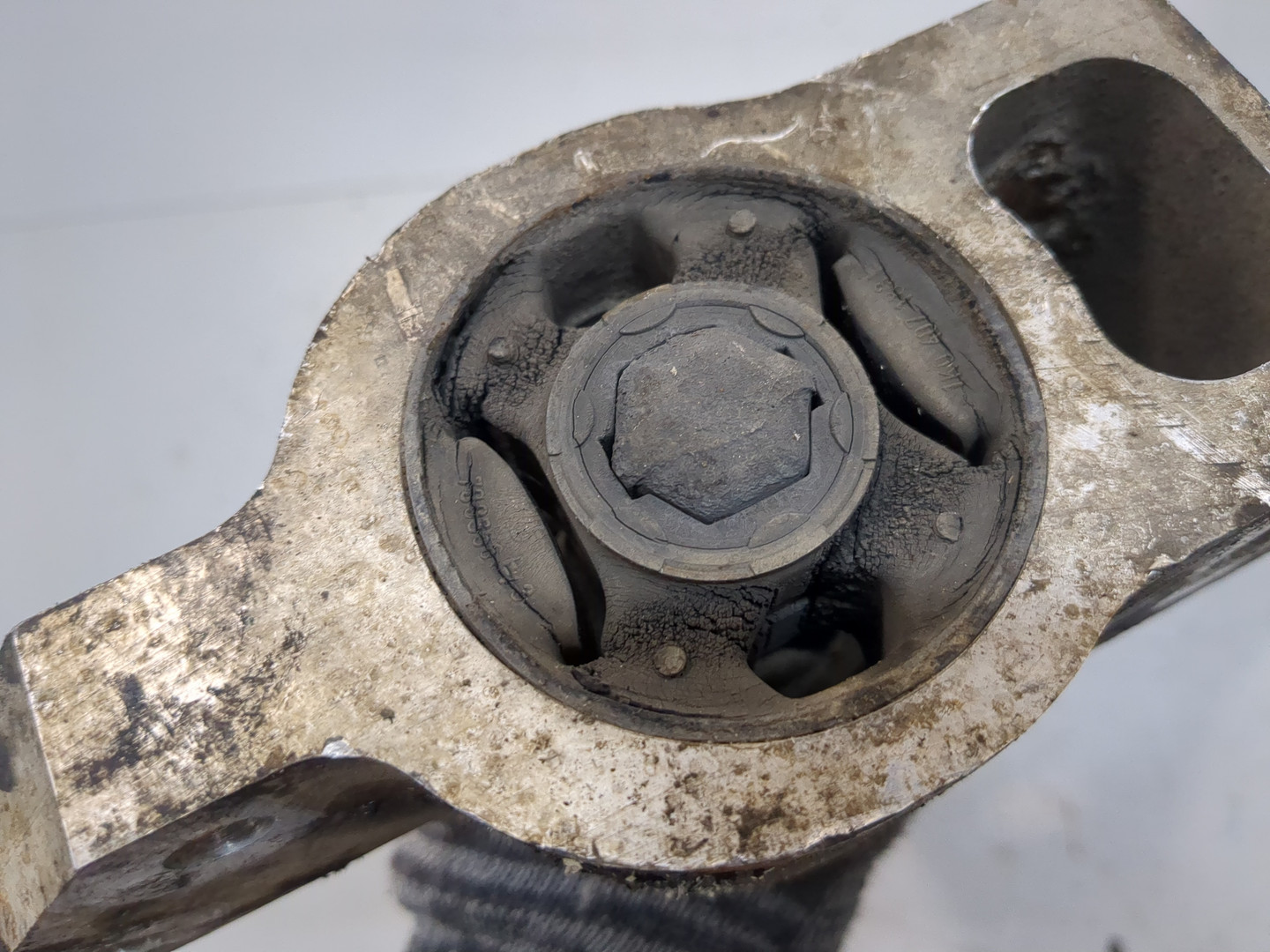 Рычаг передний