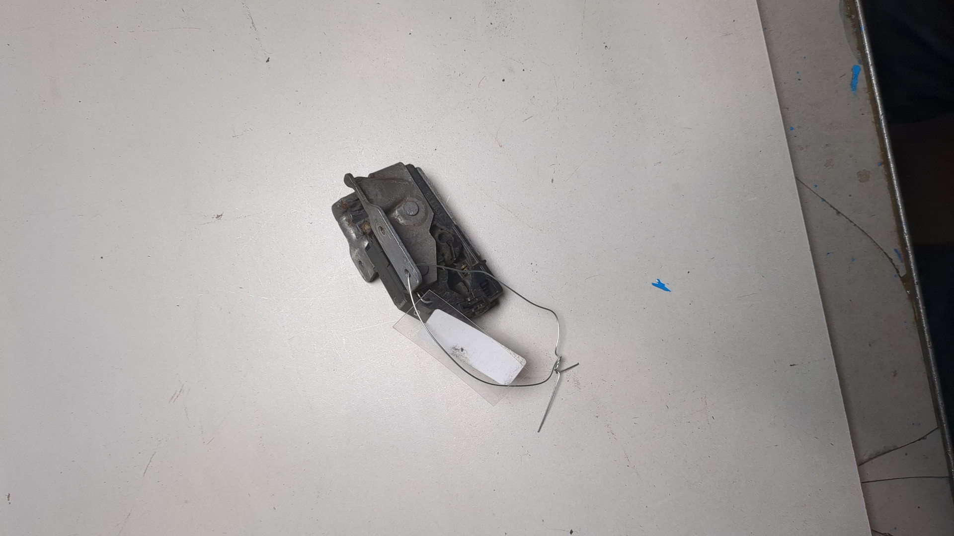 Замок двери задней левой