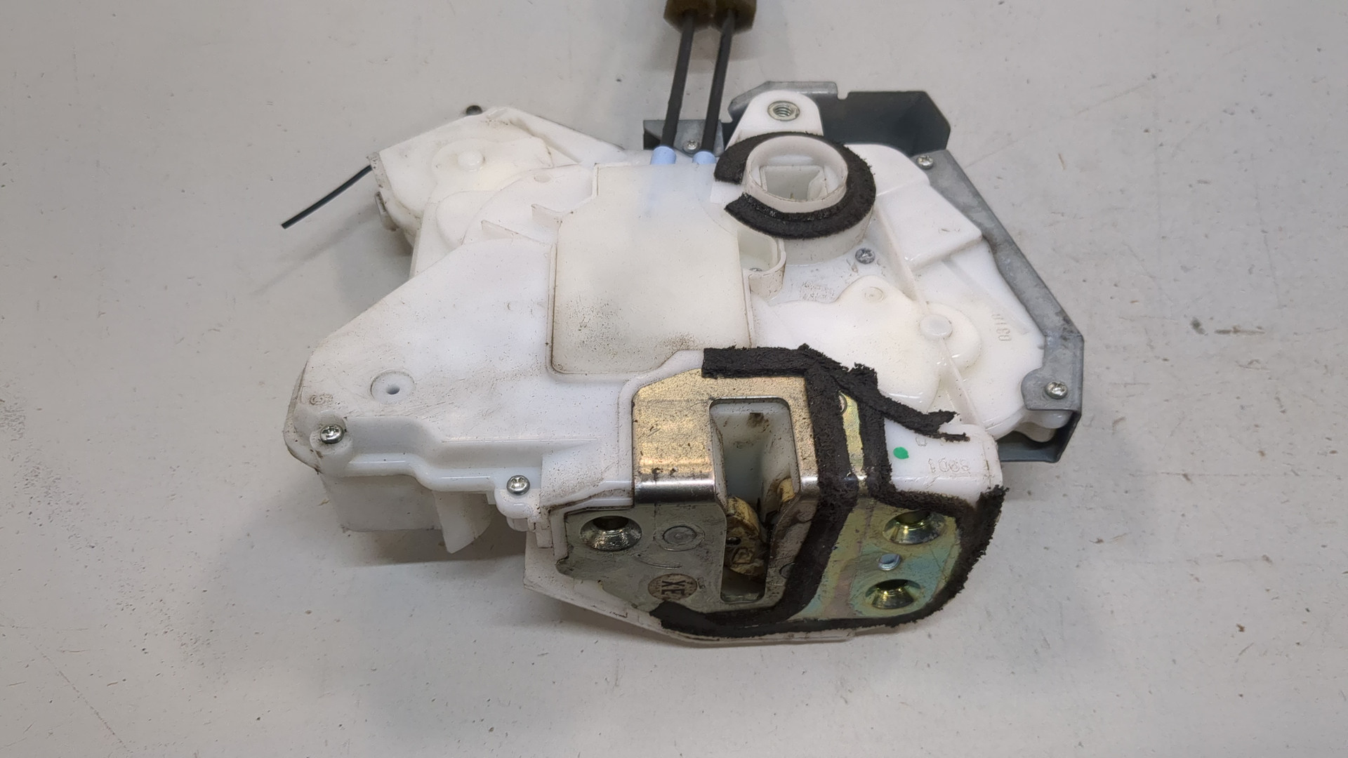 Замок двери передней правой