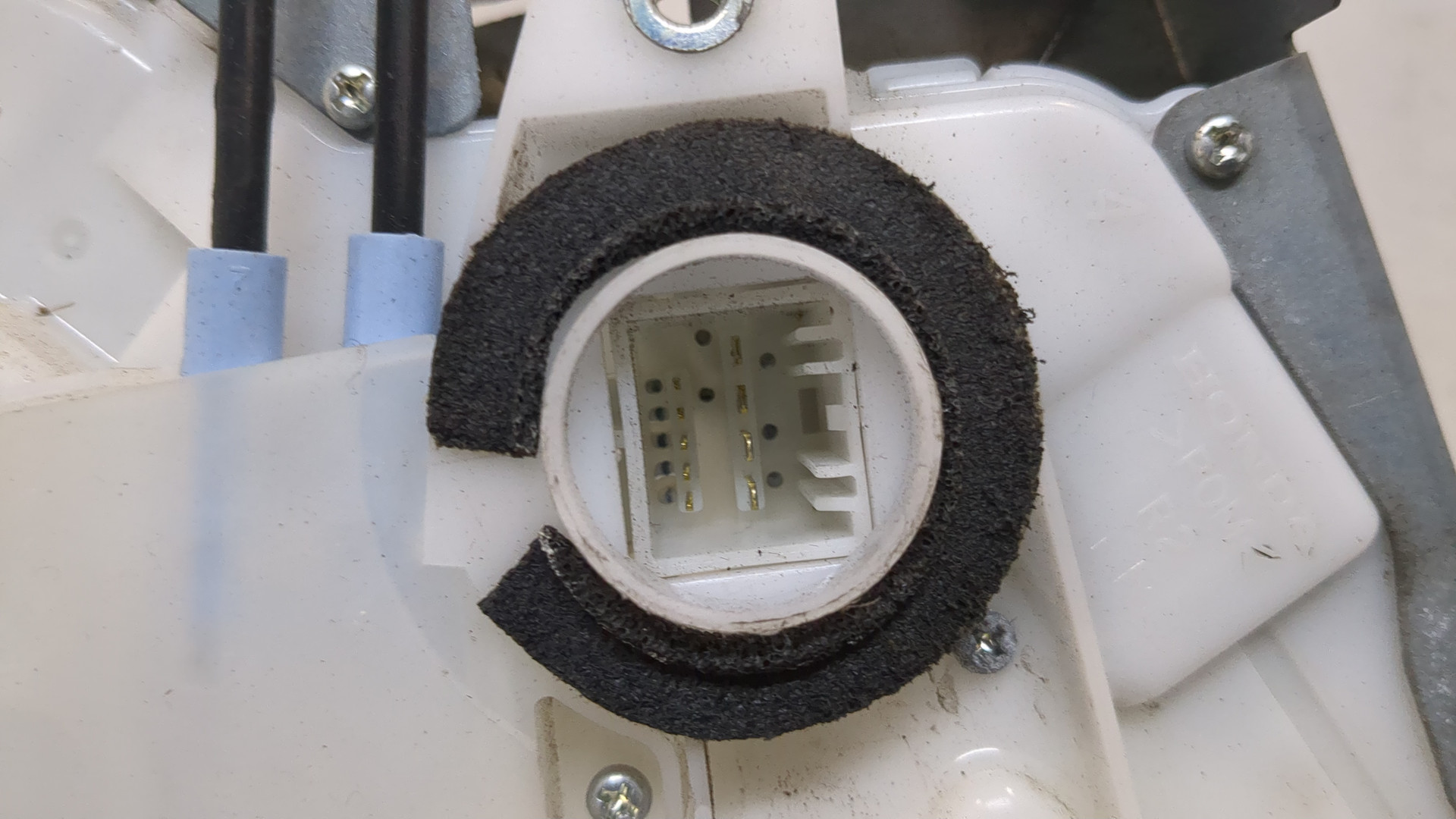 Замок двери передней правой