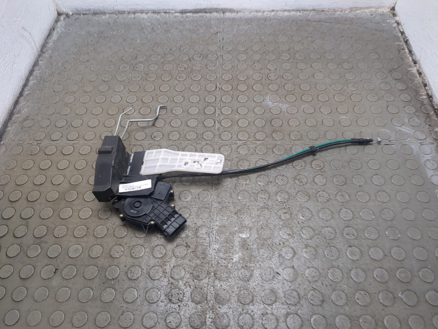 Замок двери передней правой