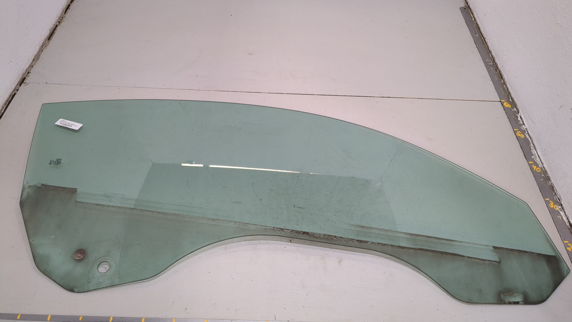 Стекло двери передней правой