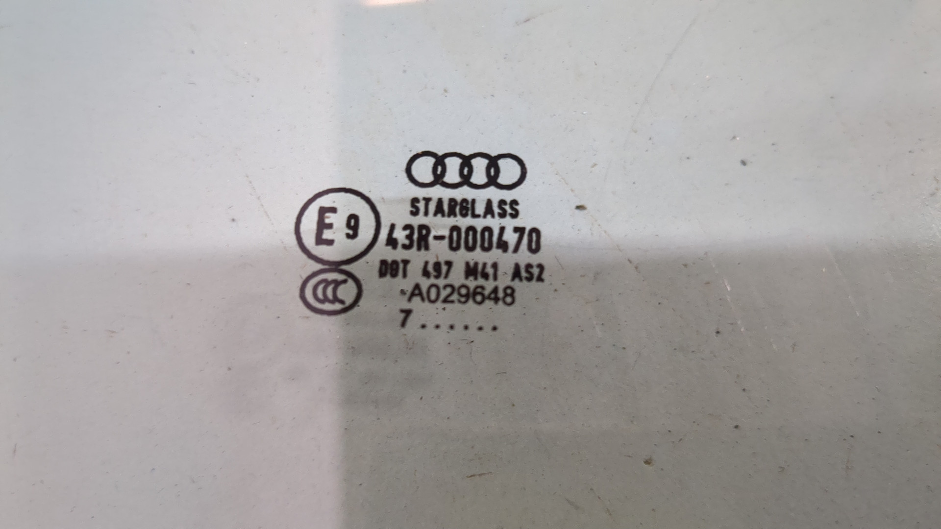 Стекло двери передней правой