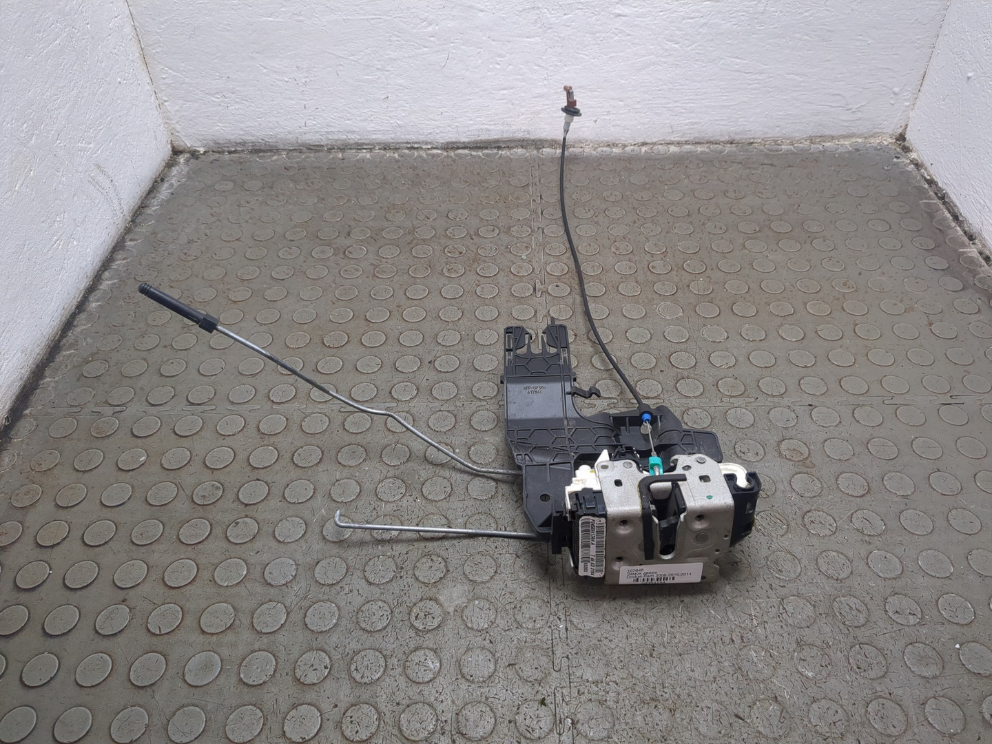 Замок двери передней левой