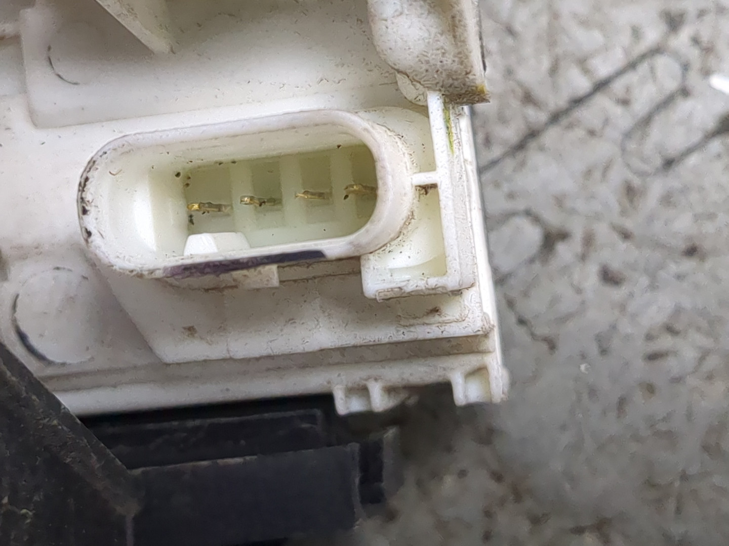 Замок двери передней левой