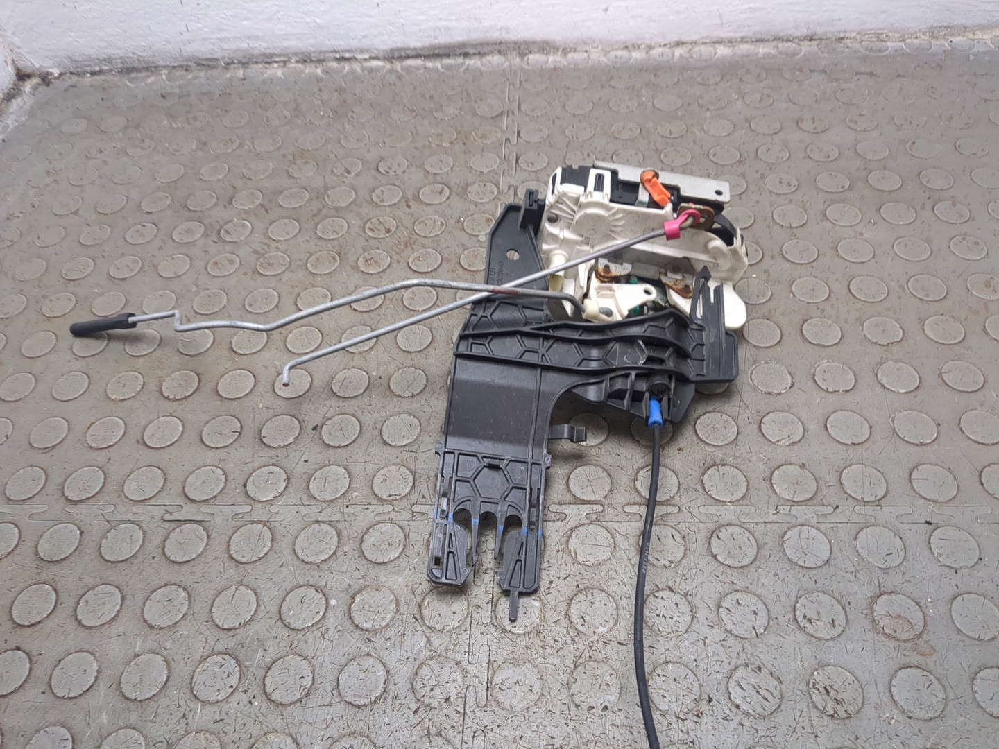 Замок двери передней левой