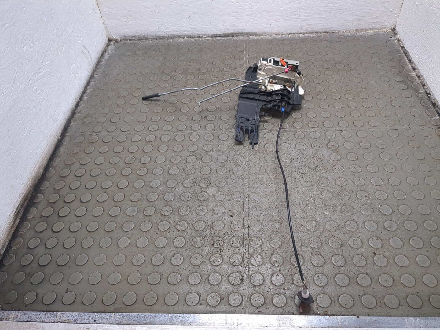 Замок двери передней левой