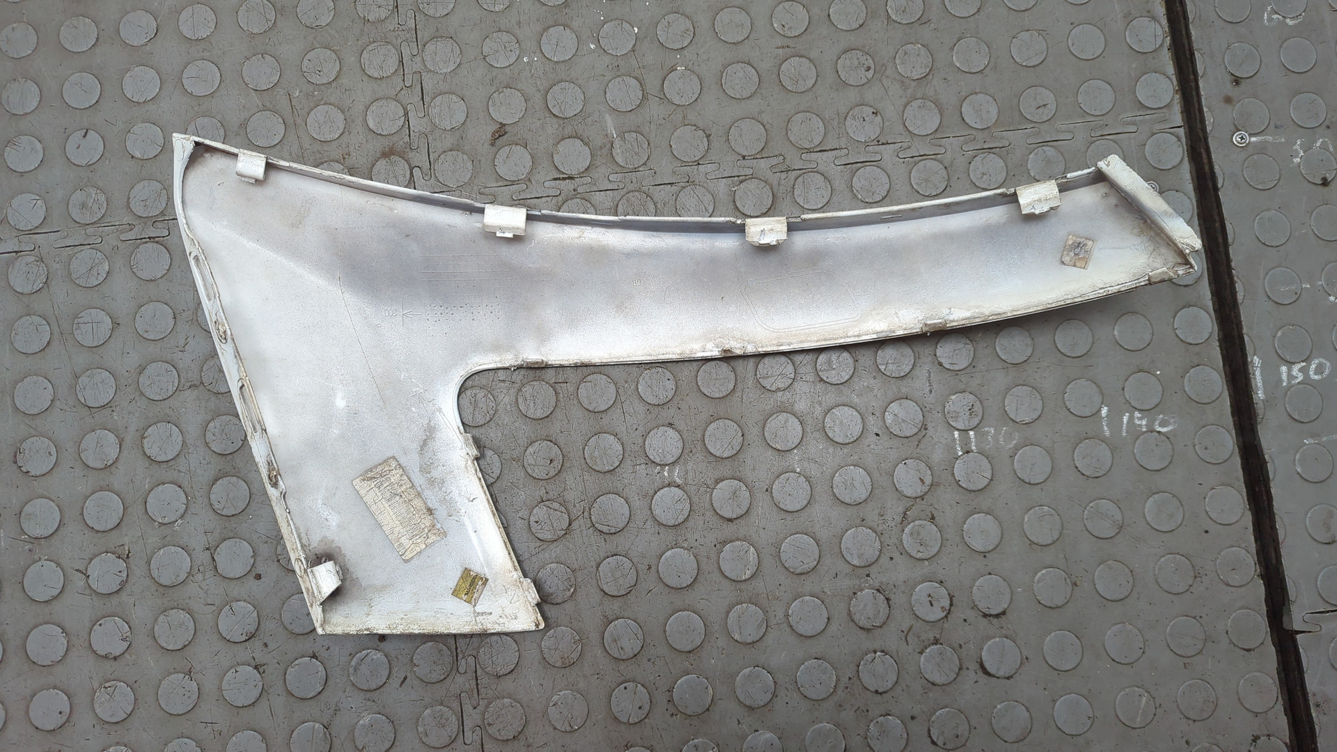 Планка под фару левая