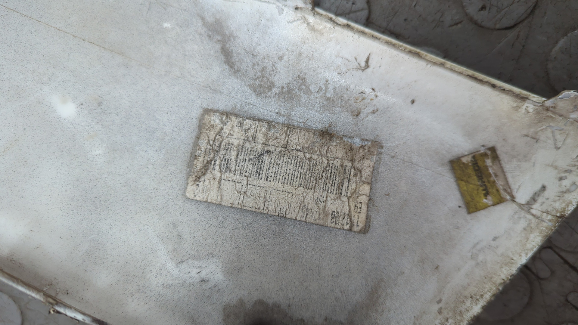 Планка под фару левая