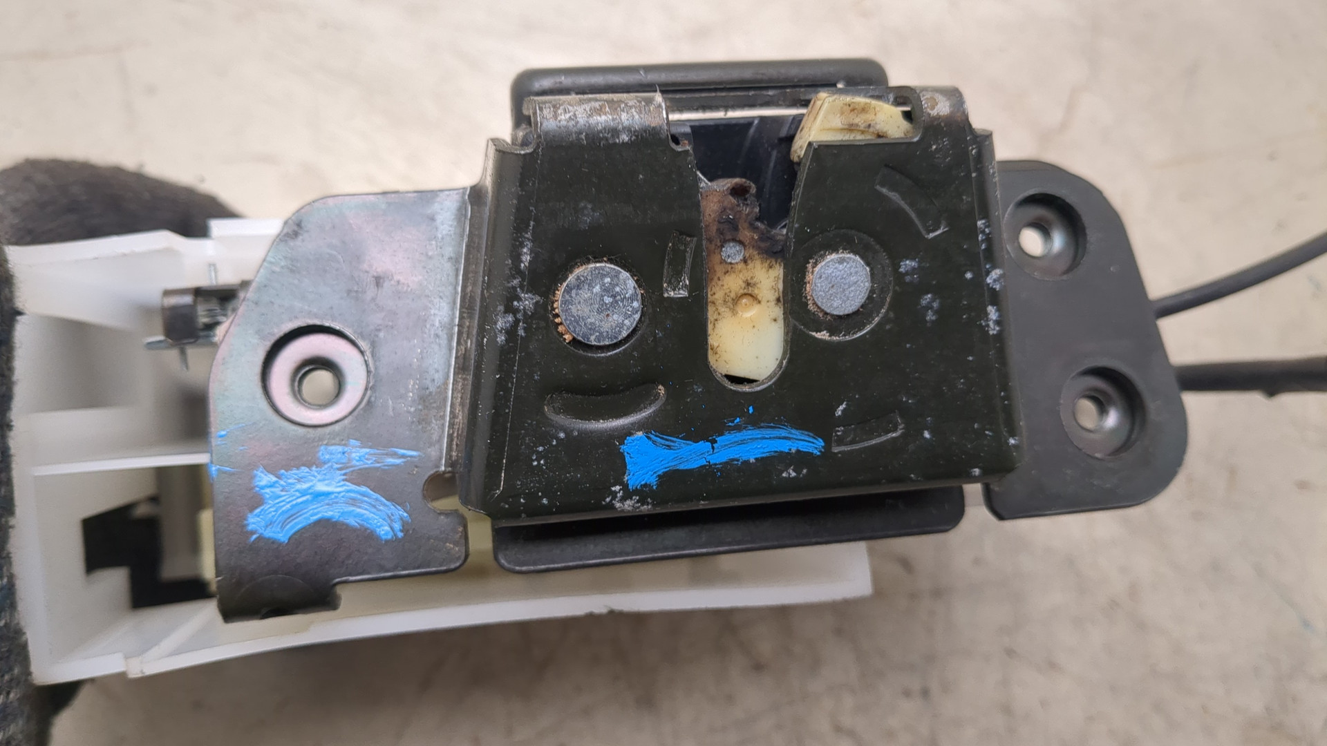 Замок багажника