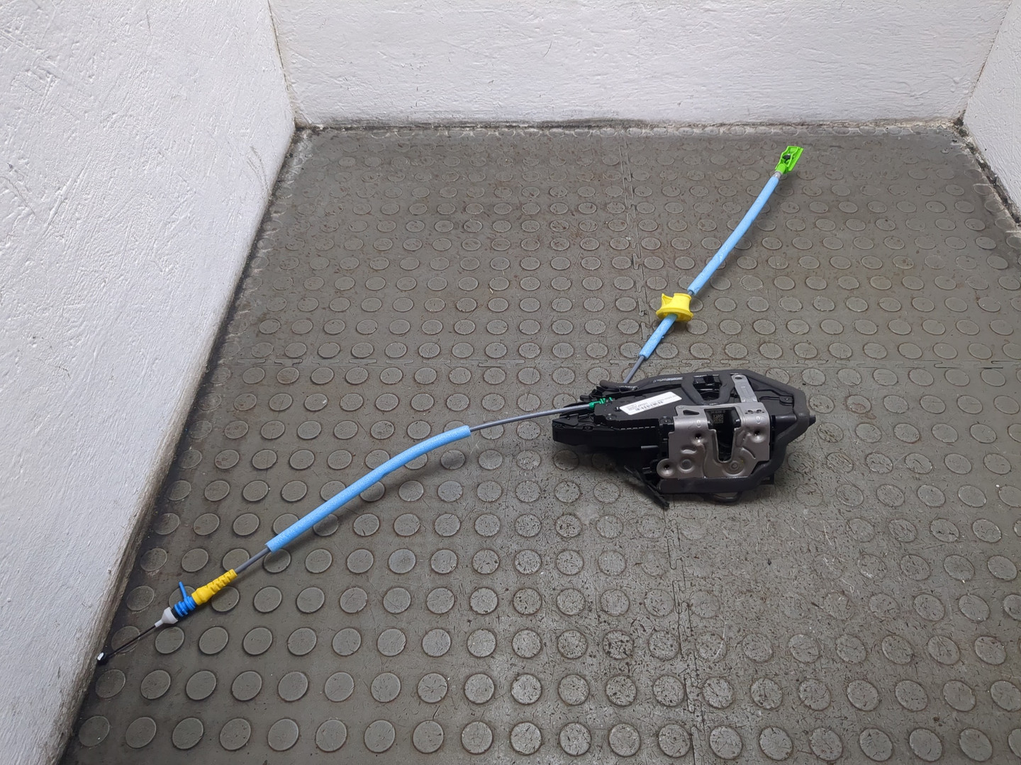 Замок двери передней правой