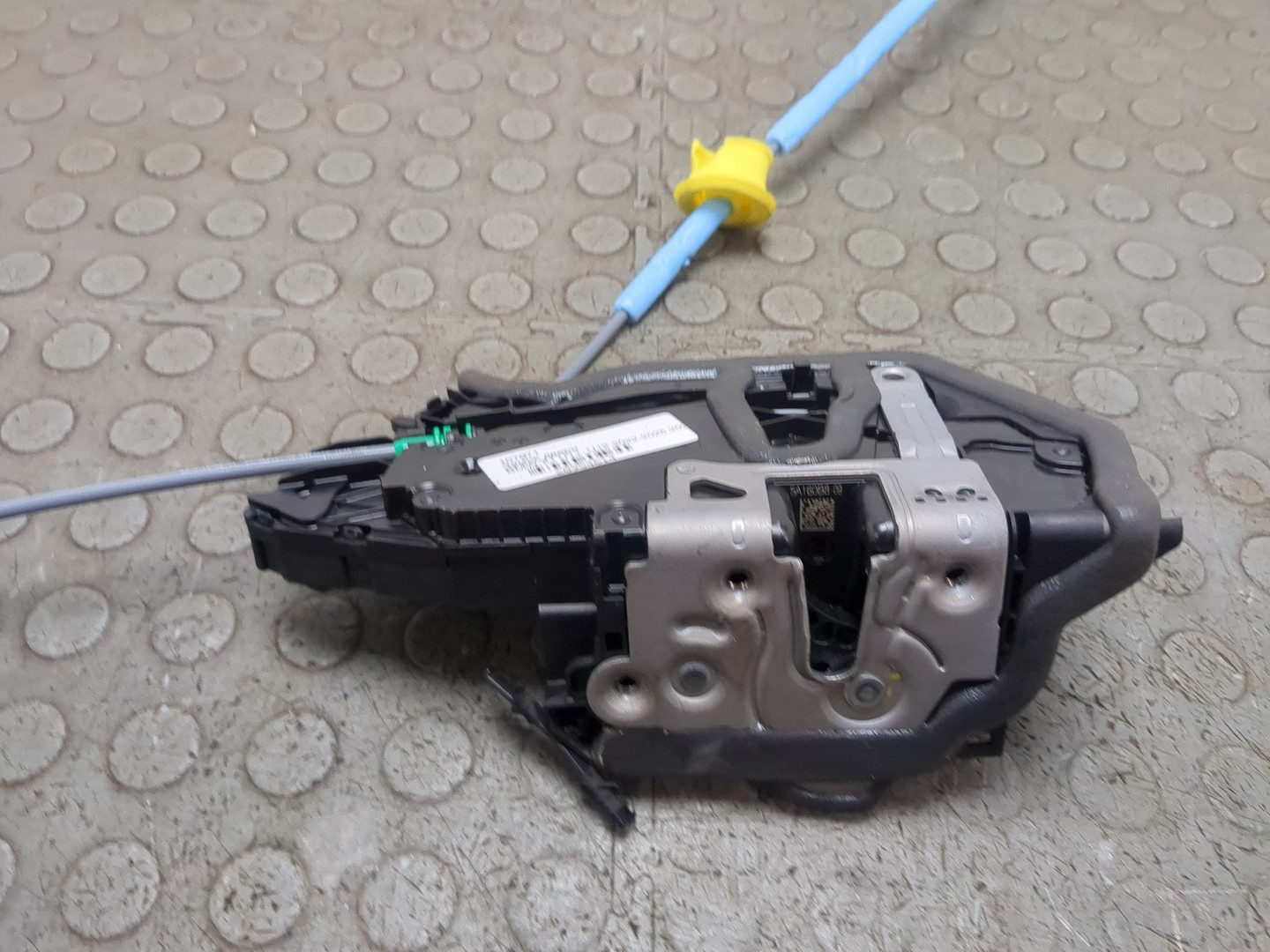 Замок двери передней правой