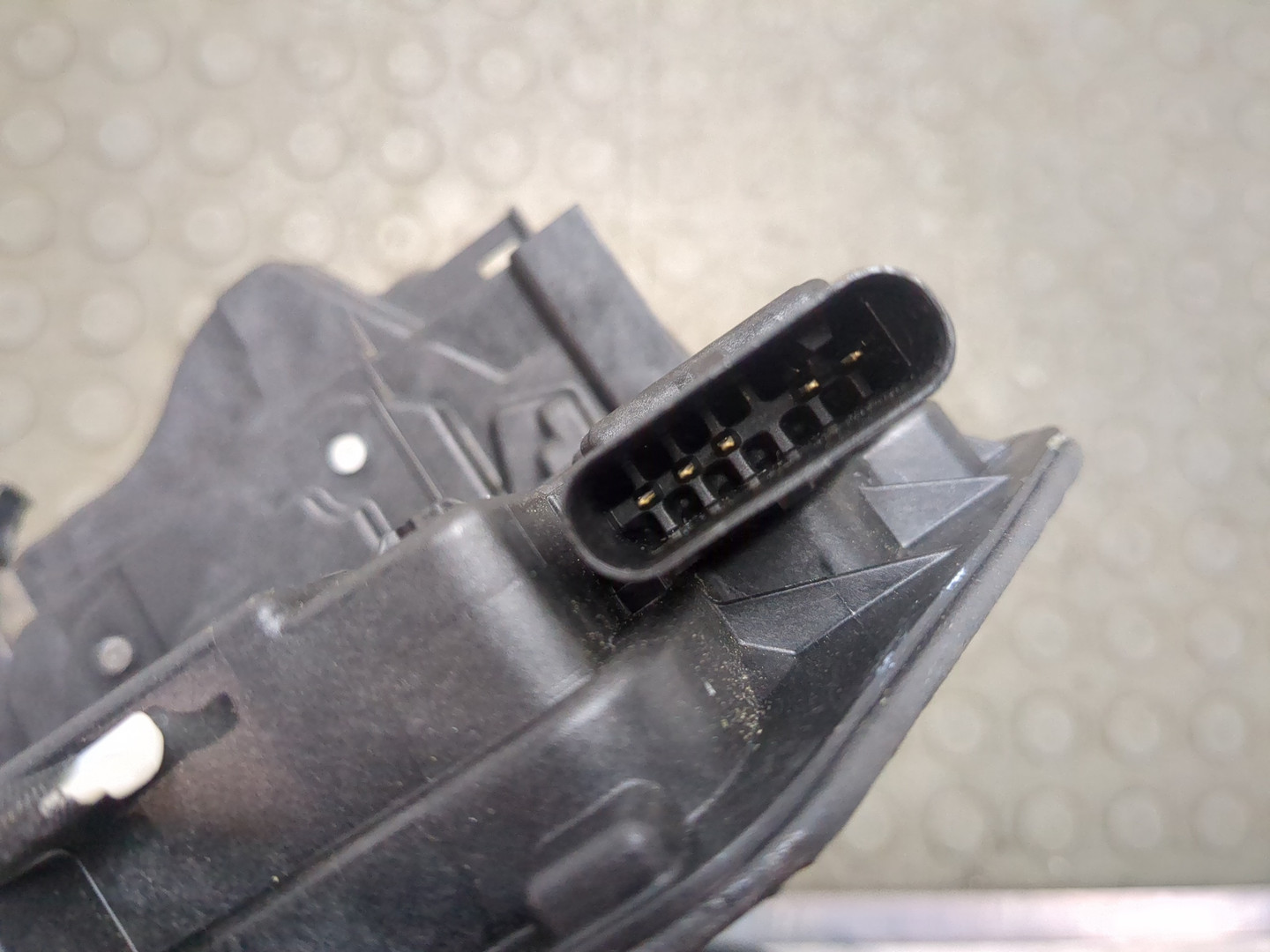 Замок двери передней правой