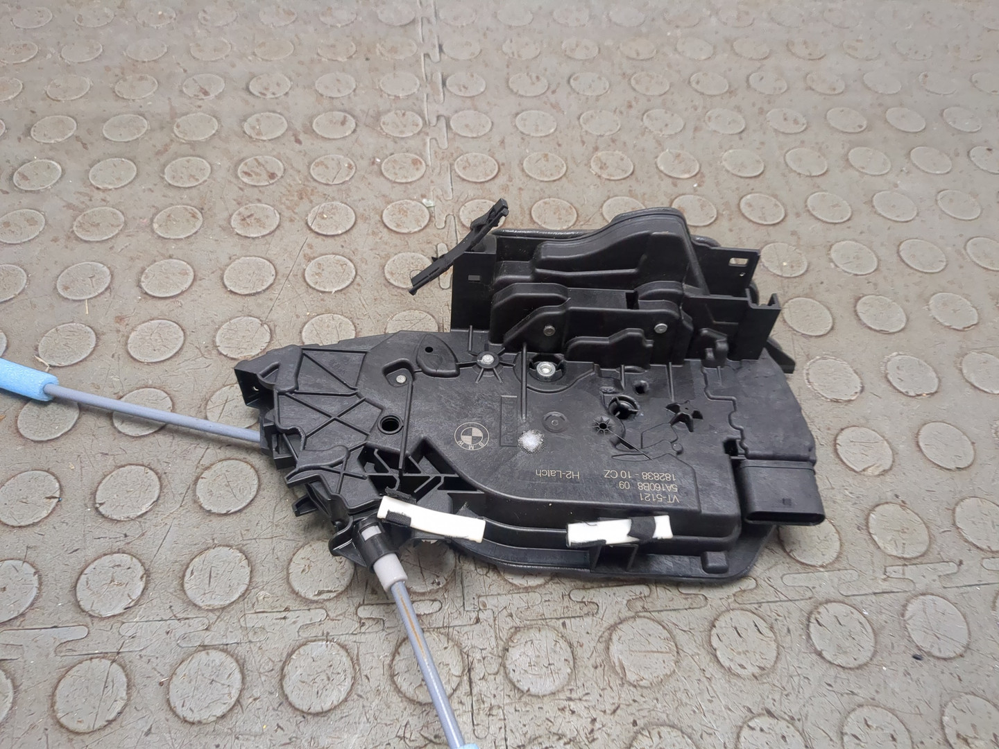 Замок двери передней правой