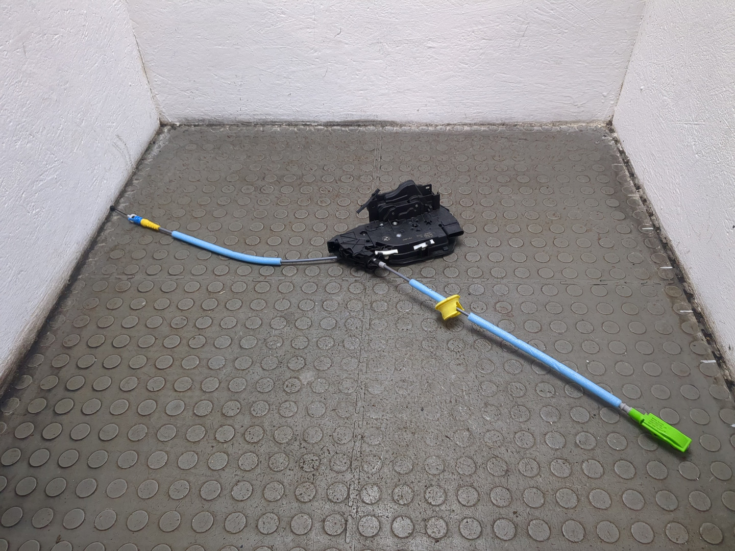 Замок двери передней правой