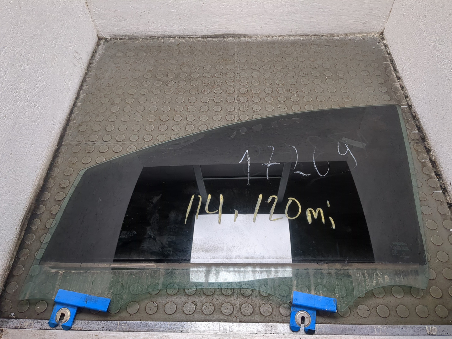 Стекло двери передней левой