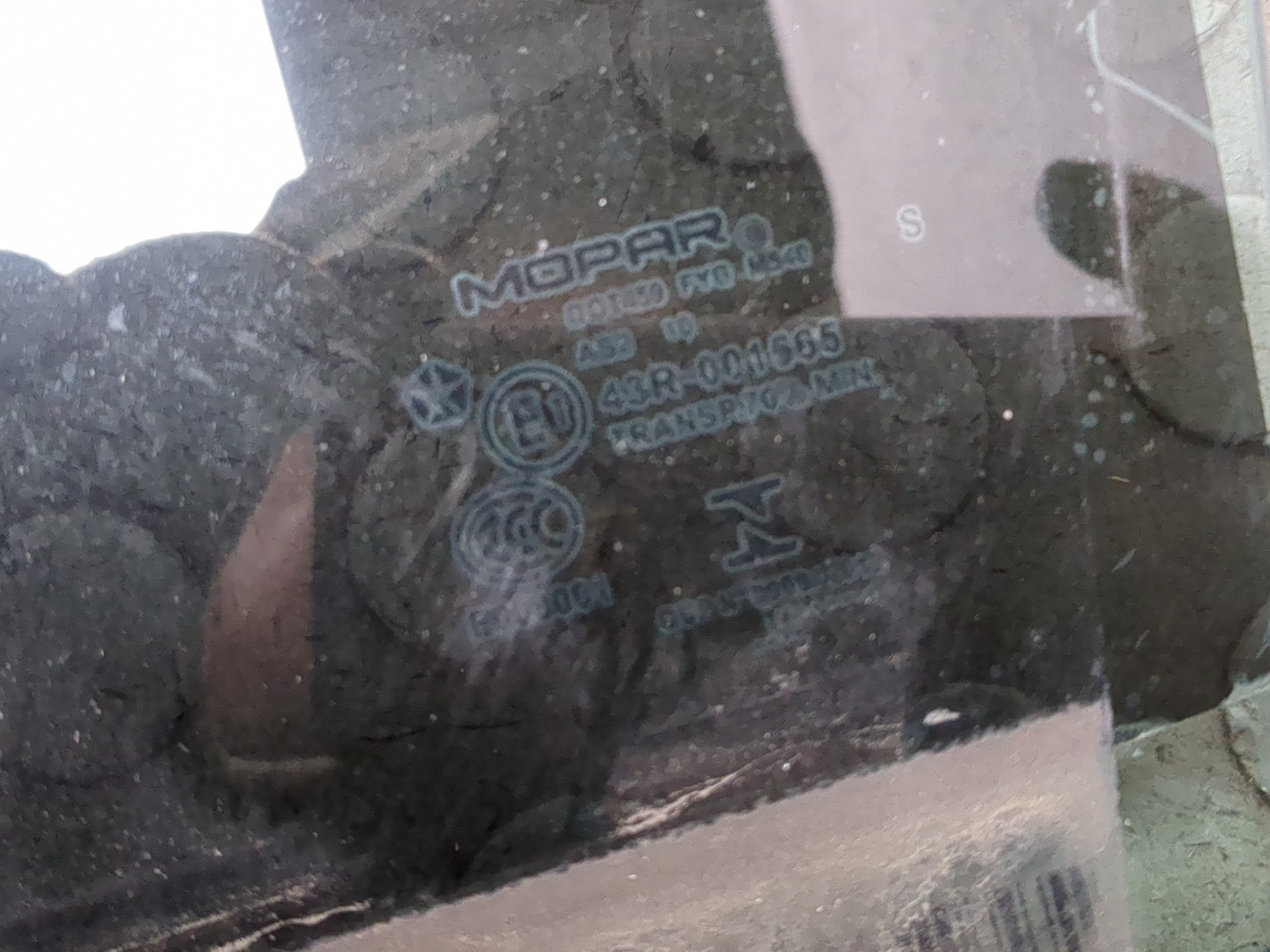 Стекло двери передней левой