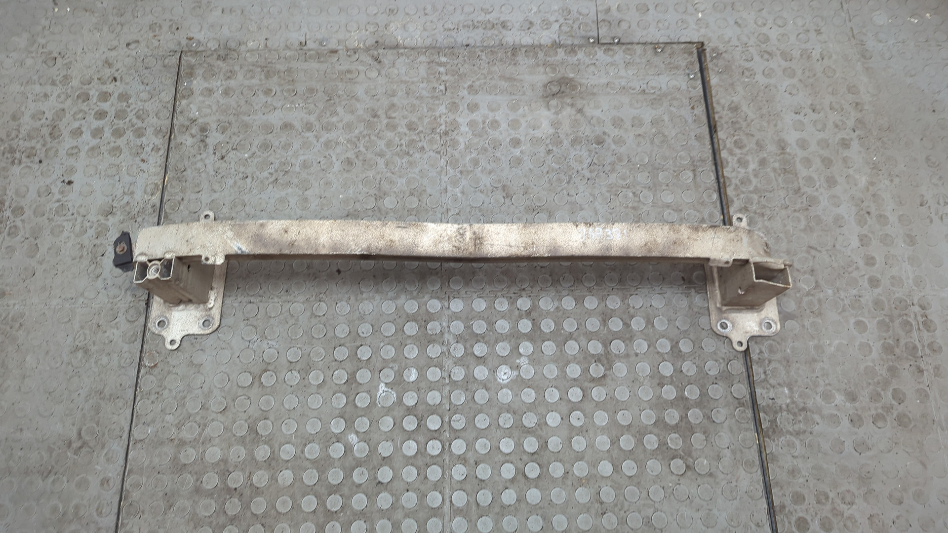 Усилитель переднего бампера