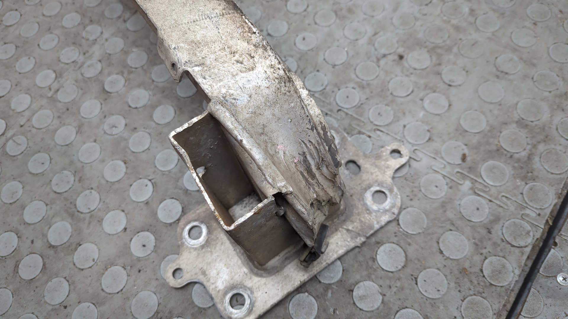 Усилитель переднего бампера