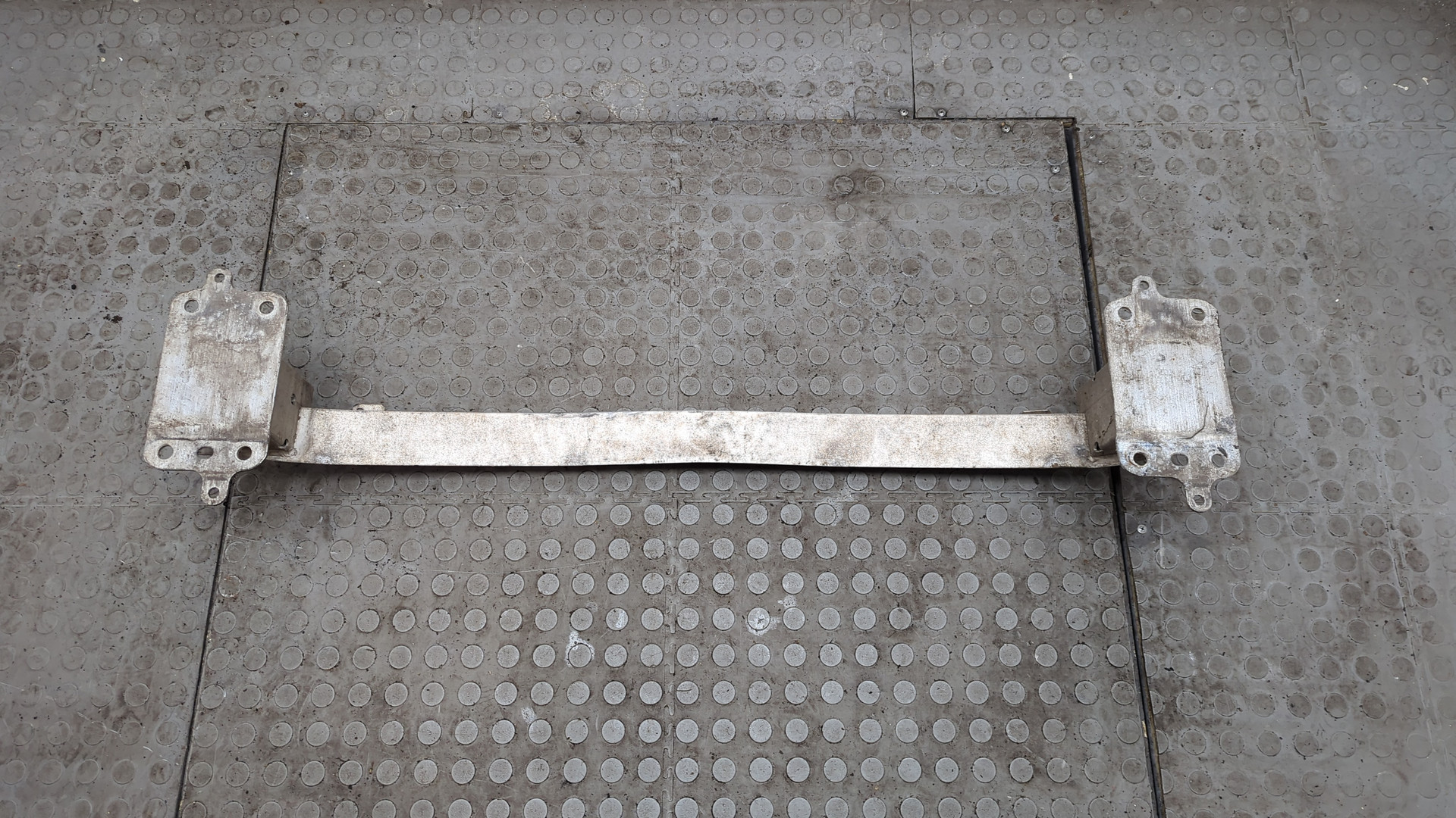 Усилитель переднего бампера