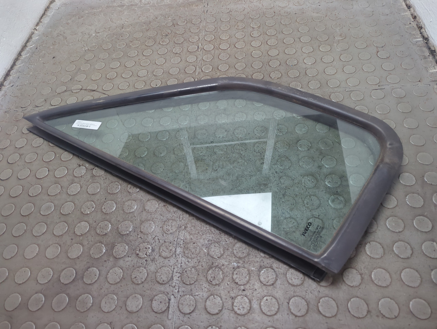 Стекло двери передней правой (форточка)