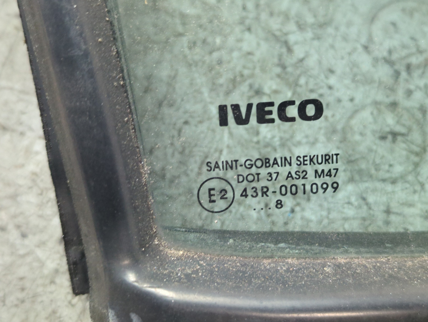 Стекло двери передней правой (форточка)