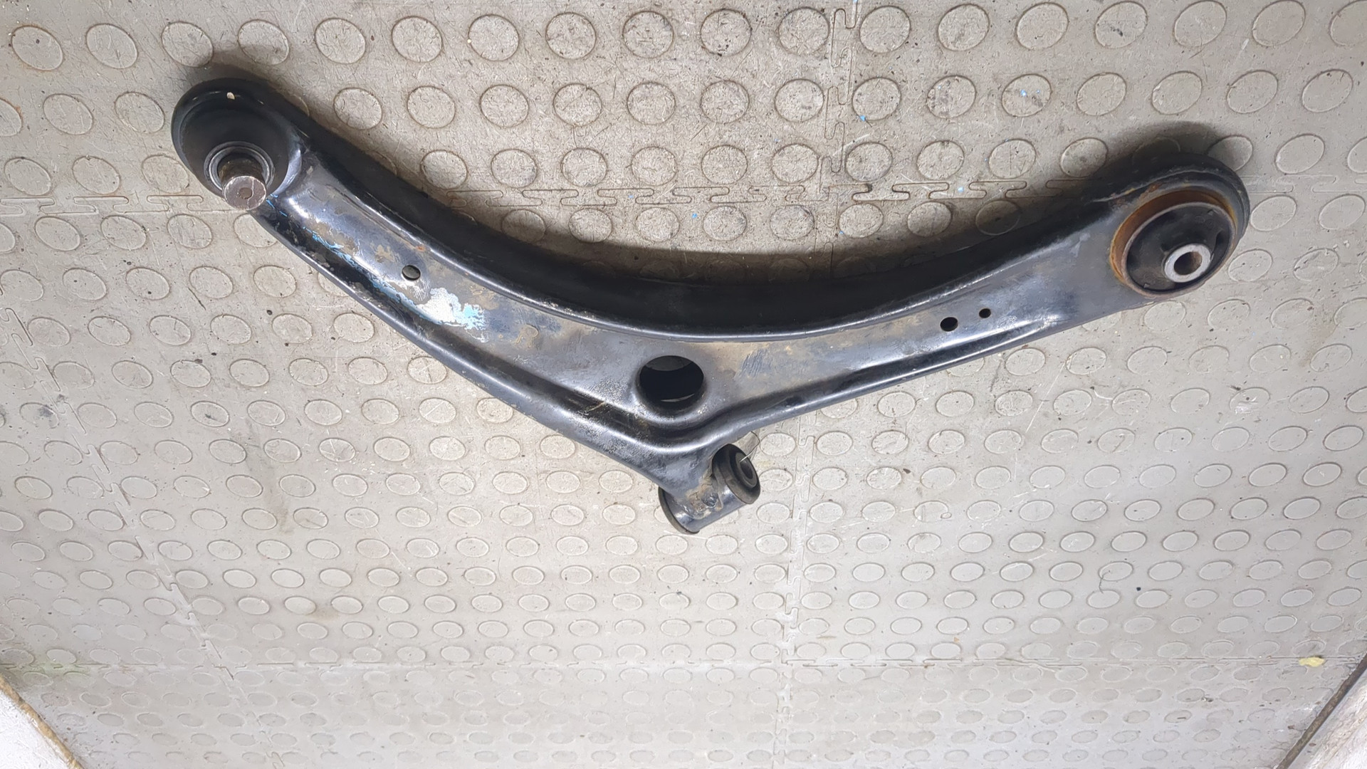 Рычаг передний правый