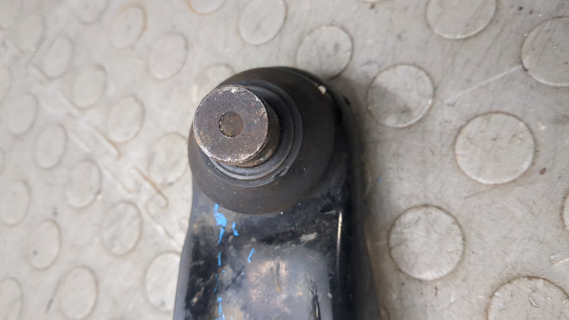 Рычаг передний правый