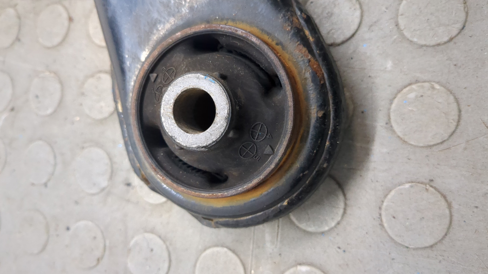 Рычаг передний правый