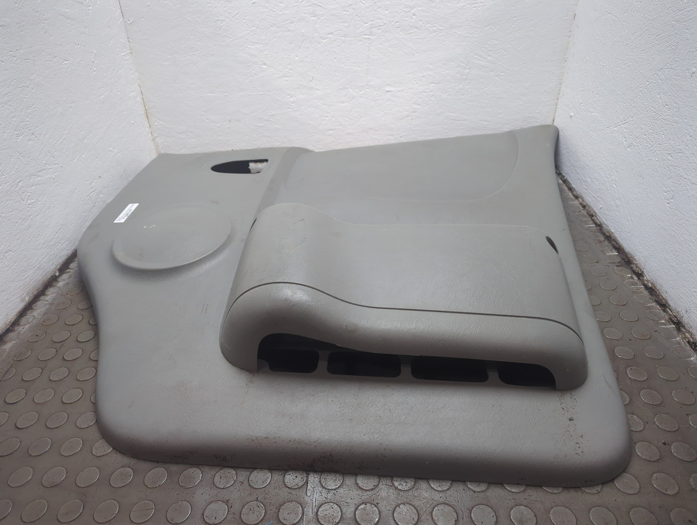 Обшивка двери передней правой