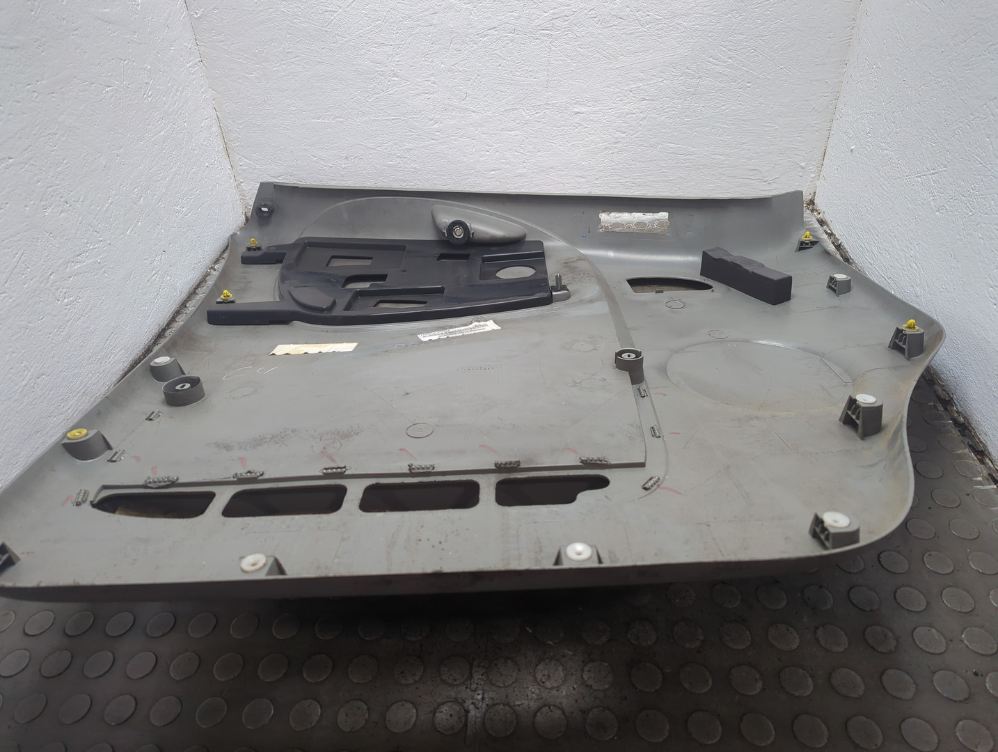 Обшивка двери передней правой