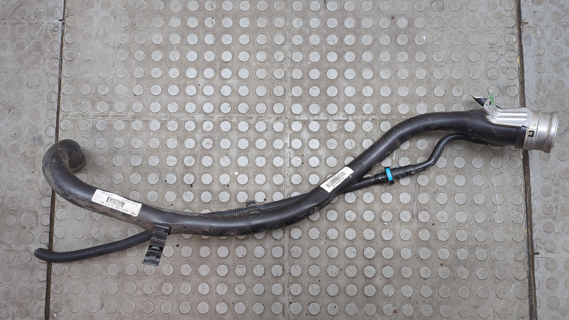 Горловина топливного бака