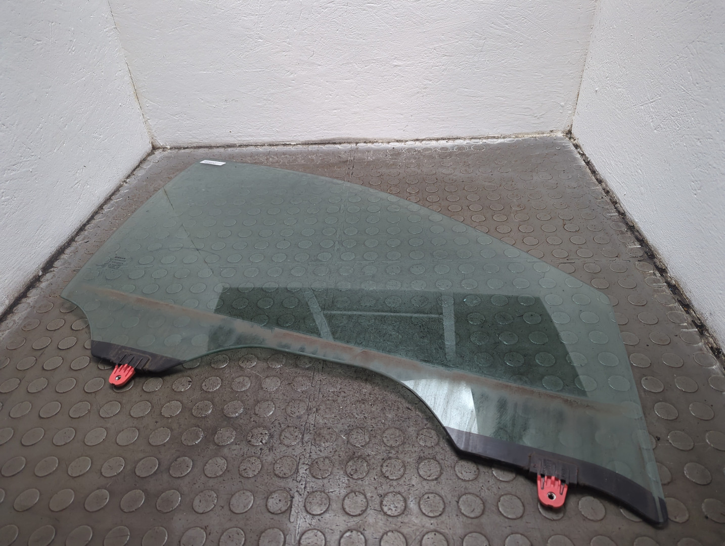 Стекло двери передней правой