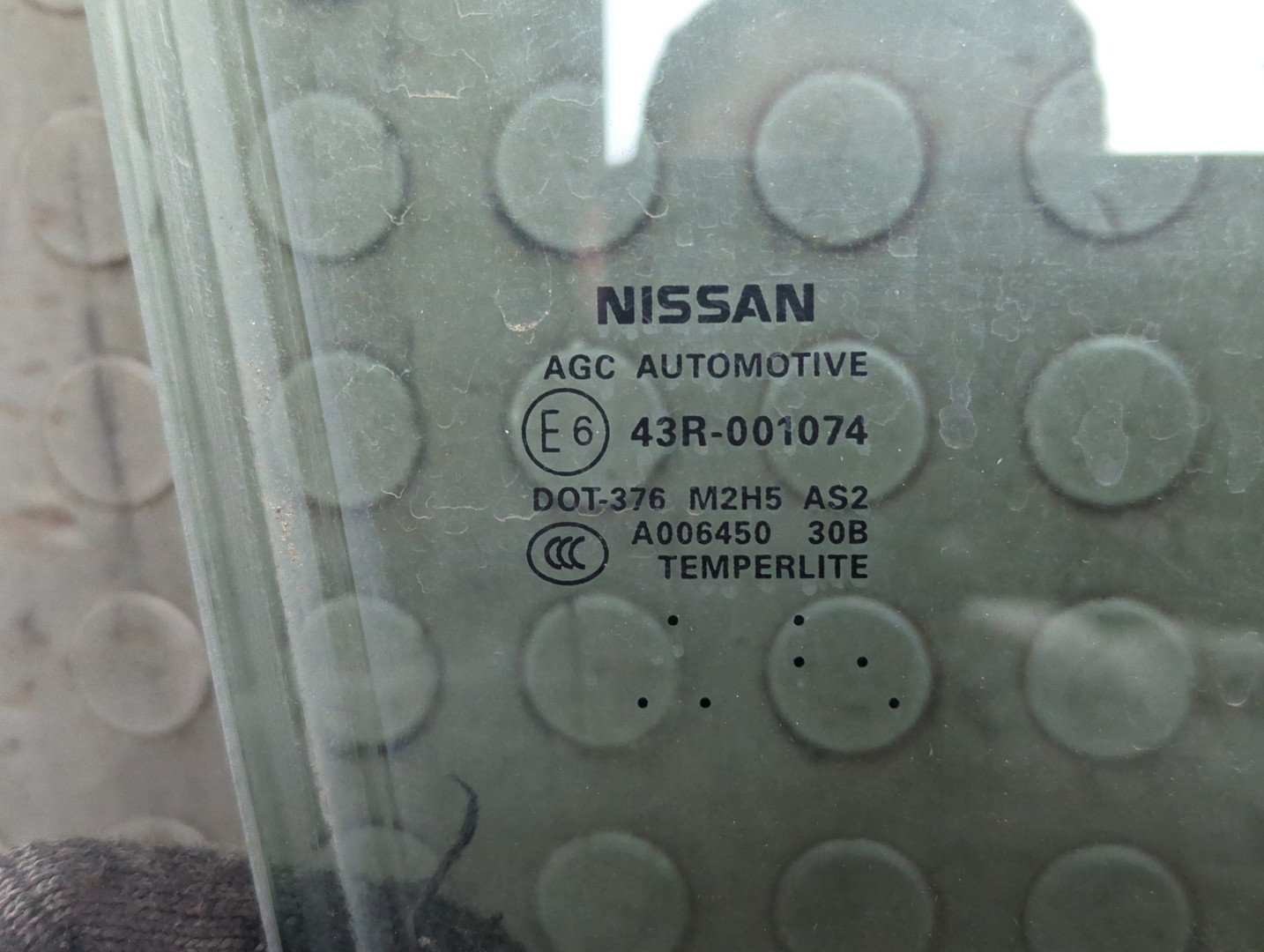 Стекло двери передней правой