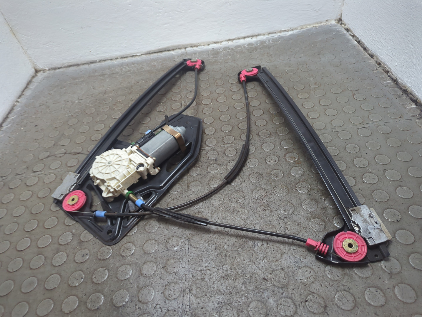 Стеклоподъемник электр. передний правый